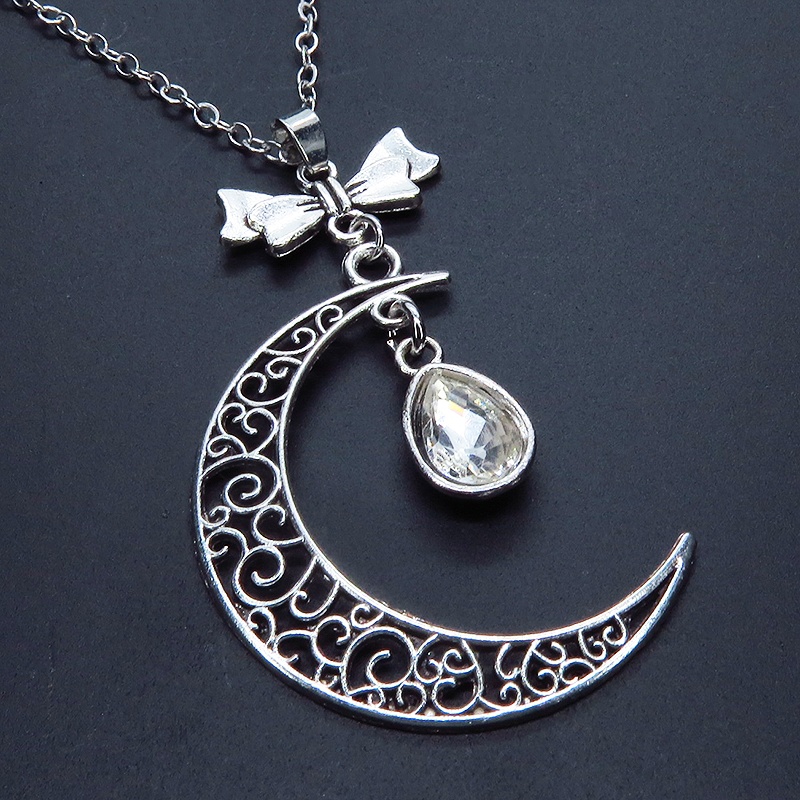 アラベスク調の透かし模様の入った三日月にラインストーンを吊り下げたムーンネックレス 長さ調整可