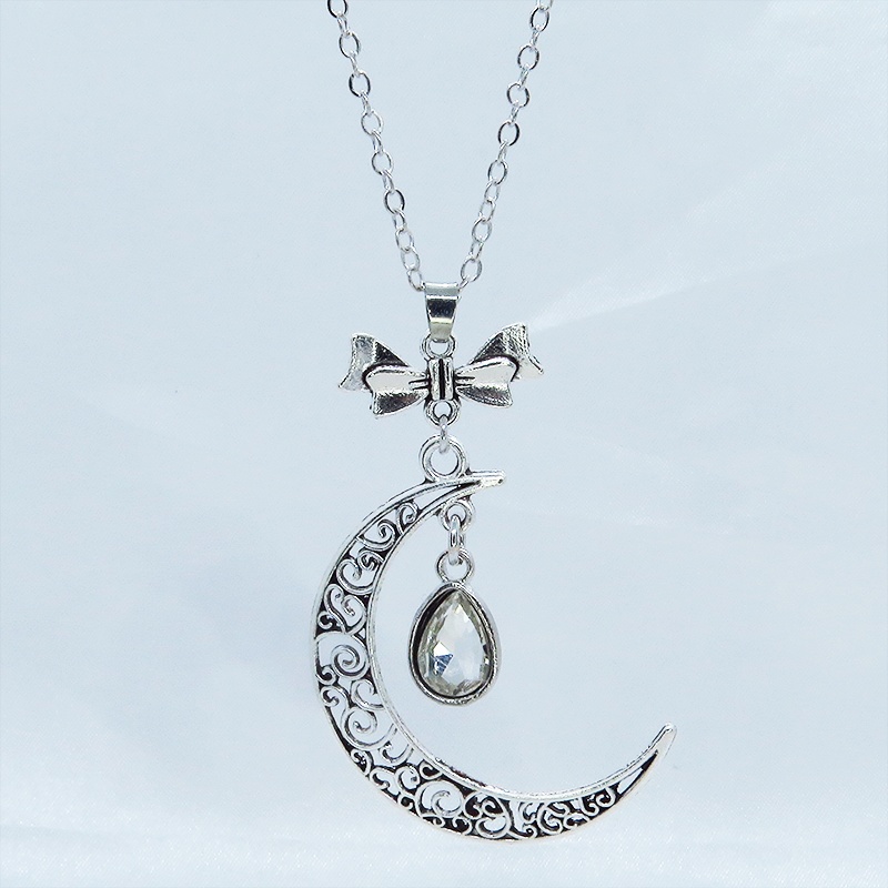 アラベスク調の透かし模様の入った三日月にラインストーンを吊り下げたムーンネックレス 長さ調整可