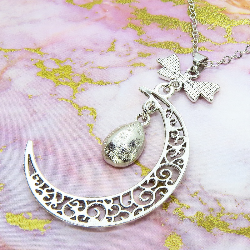 アラベスク調の透かし模様の入った三日月にラインストーンを吊り下げたムーンネックレス 長さ調整可