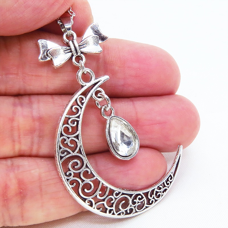 アラベスク調の透かし模様の入った三日月にラインストーンを吊り下げたムーンネックレス 長さ調整可