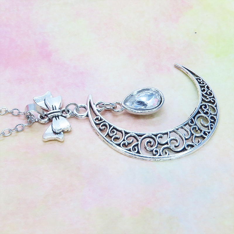 アラベスク調の透かし模様の入った三日月にラインストーンを吊り下げたムーンネックレス 長さ調整可