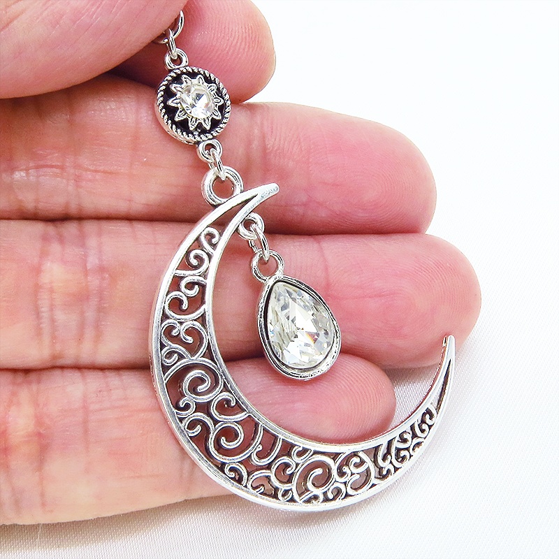 アンティークシルバー アラベスク調の透かし模様の入った三日月にラインストーンのムーンネックレス 長さ調整可
