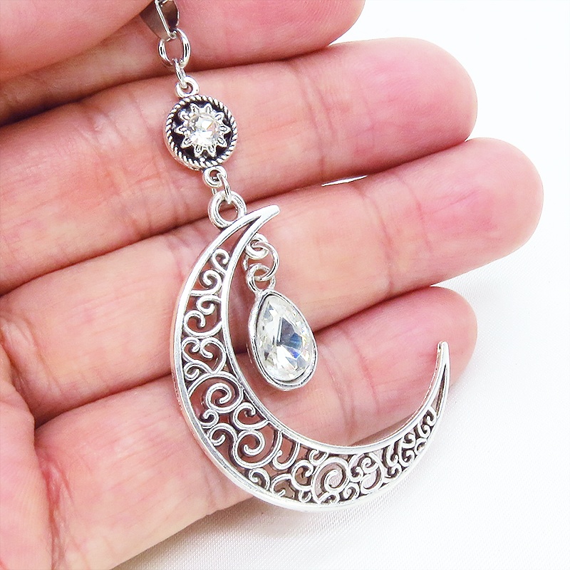 アンティークシルバー アラベスク調の透かし模様の入った三日月にラインストーンのムーンネックレス 長さ調整可