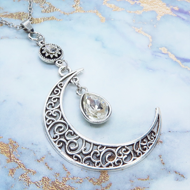 アンティークシルバー アラベスク調の透かし模様の入った三日月にラインストーンのムーンネックレス 長さ調整可