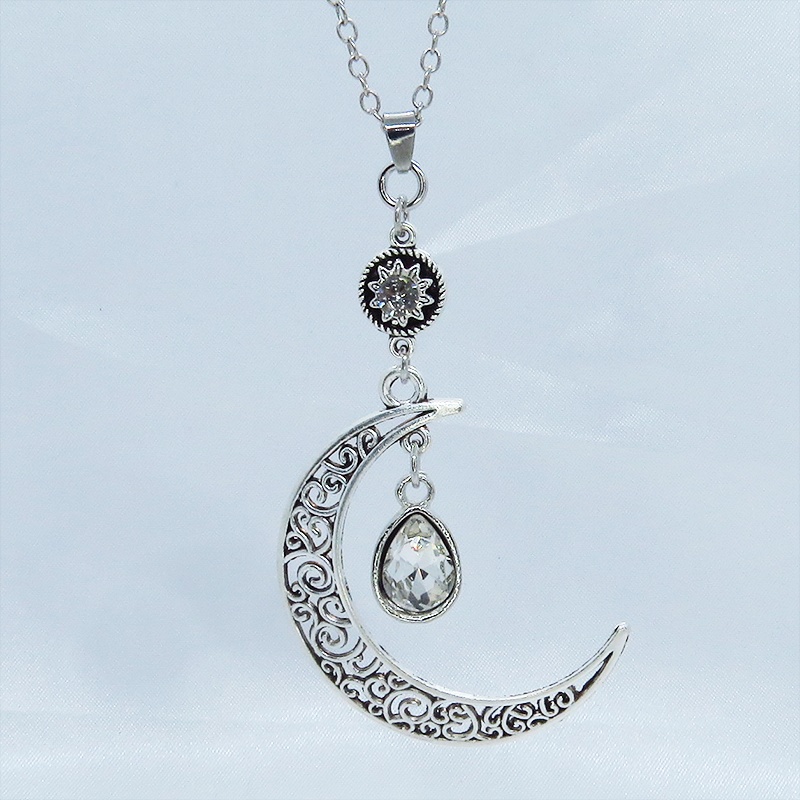 アンティークシルバー アラベスク調の透かし模様の入った三日月にラインストーンのムーンネックレス 長さ調整可