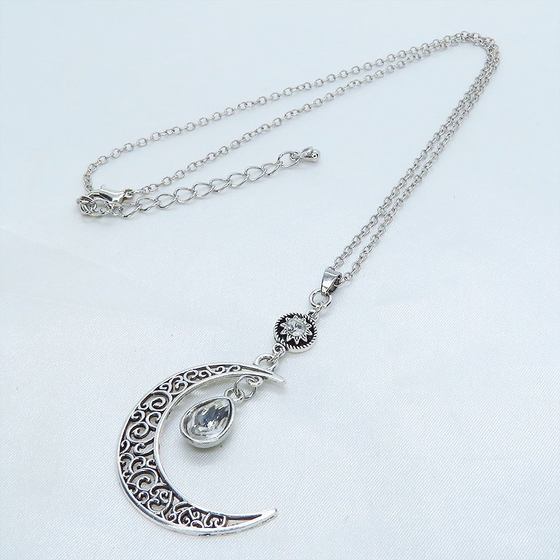 アンティークシルバー アラベスク調の透かし模様の入った三日月にラインストーンのムーンネックレス 長さ調整可