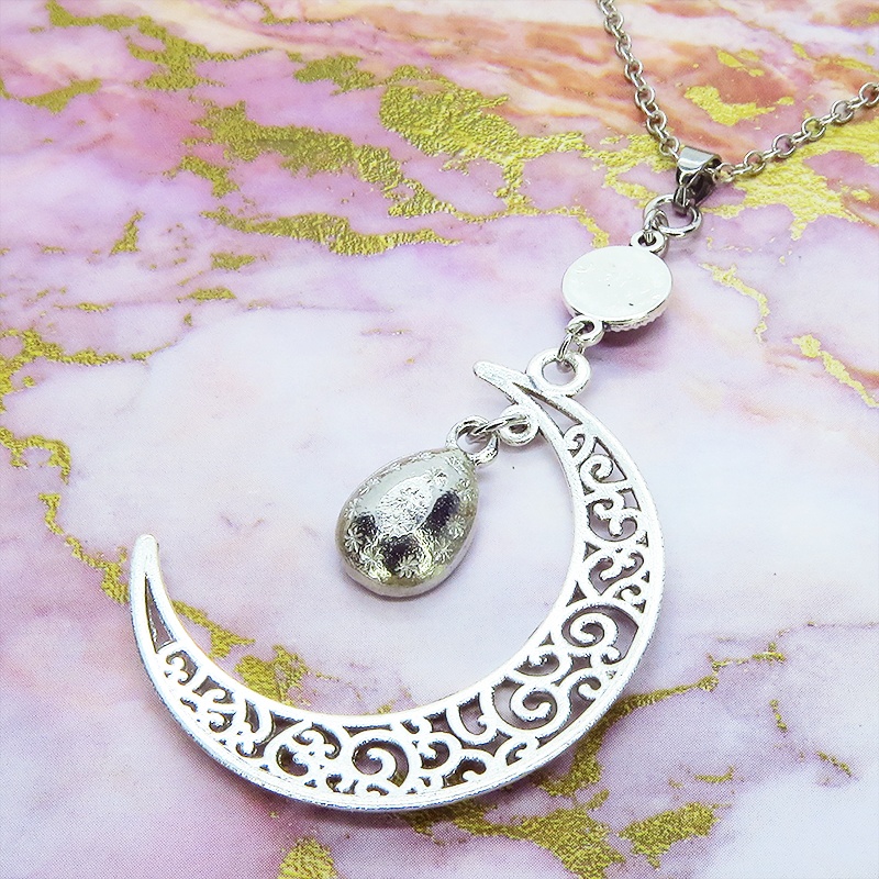アンティークシルバー アラベスク調の透かし模様の入った三日月にラインストーンのムーンネックレス 長さ調整可