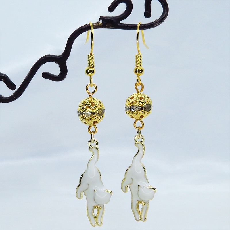 くつろぎ白猫とメタルビーズのゴールドカラーピアス エナメル ラインストーン ステンレス変更可