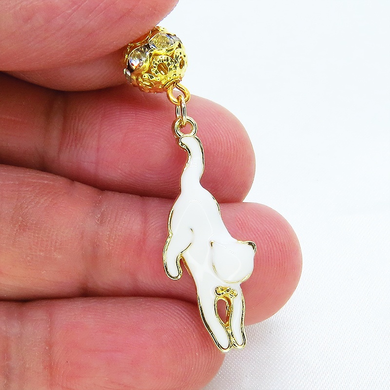 くつろぎ白猫とメタルビーズのゴールドカラーピアス エナメル ラインストーン ステンレス変更可