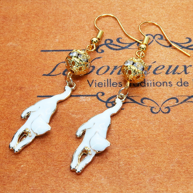 くつろぎ白猫とメタルビーズのゴールドカラーピアス エナメル ラインストーン ステンレス変更可