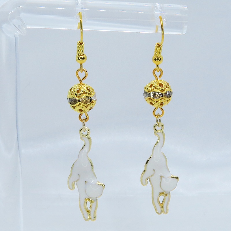 くつろぎ白猫とメタルビーズのゴールドカラーピアス エナメル ラインストーン ステンレス変更可