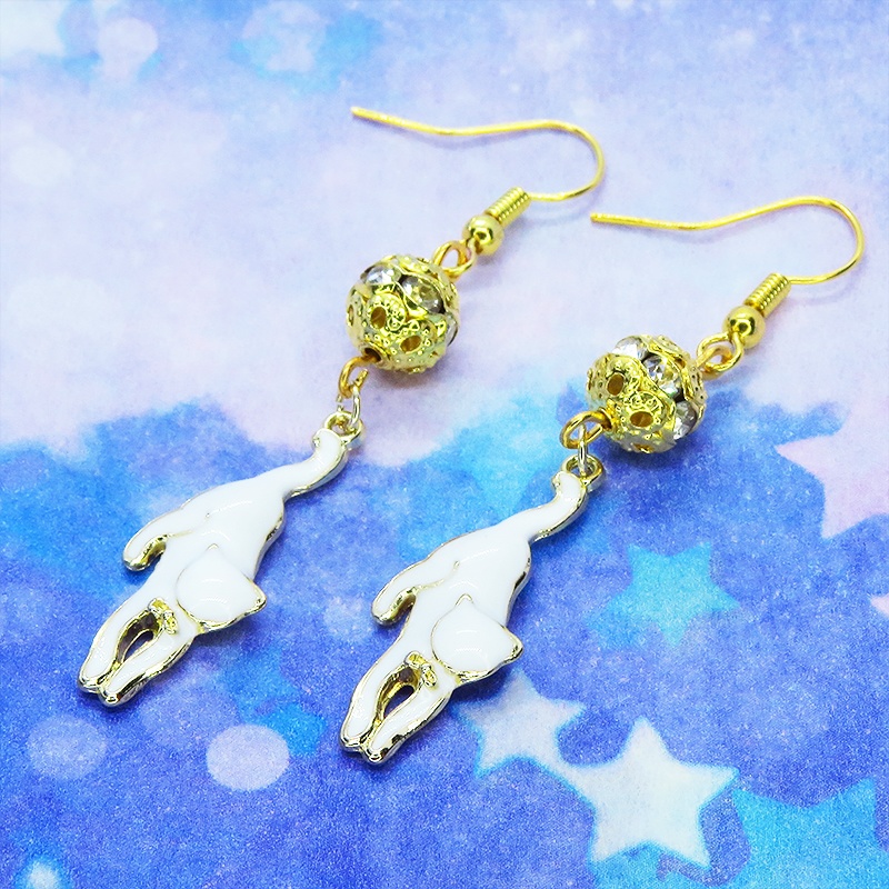 くつろぎ白猫とメタルビーズのゴールドカラーピアス エナメル ラインストーン ステンレス変更可