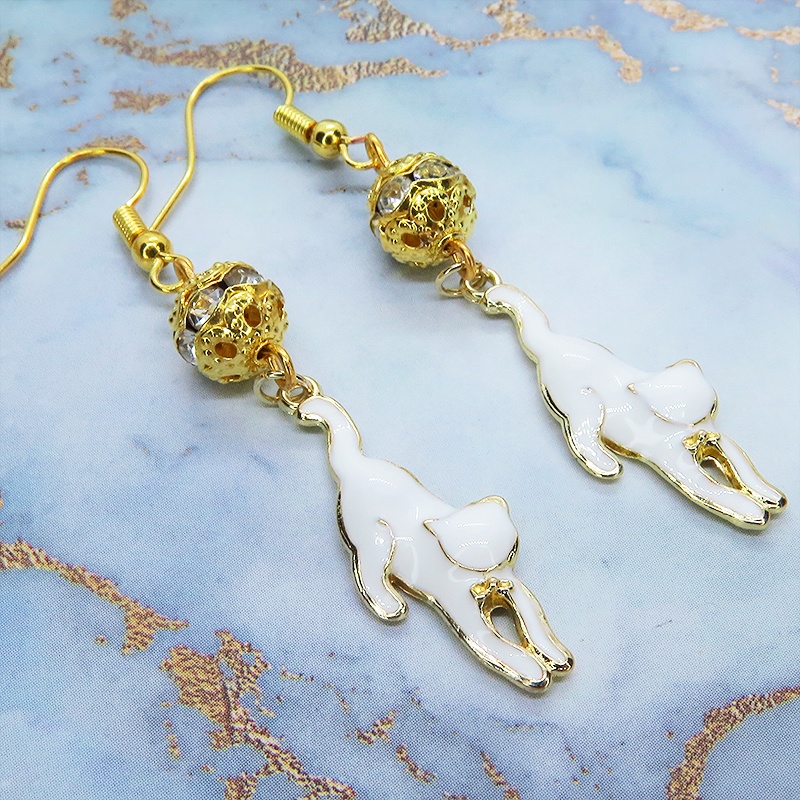 くつろぎ白猫とメタルビーズのゴールドカラーピアス エナメル ラインストーン ステンレス変更可