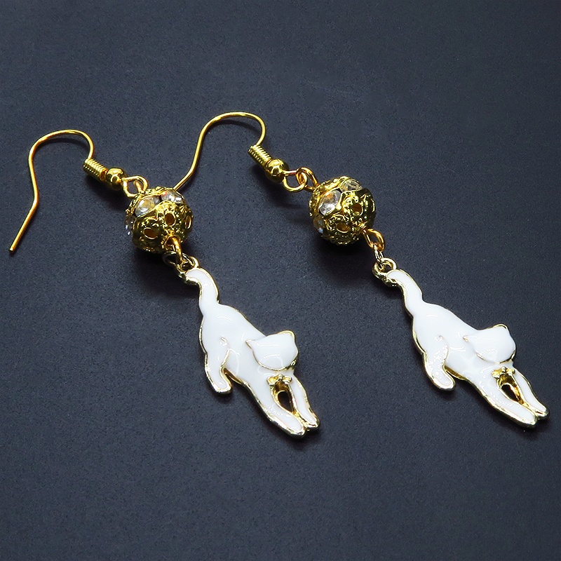 くつろぎ白猫とメタルビーズのゴールドカラーピアス エナメル ラインストーン ステンレス変更可