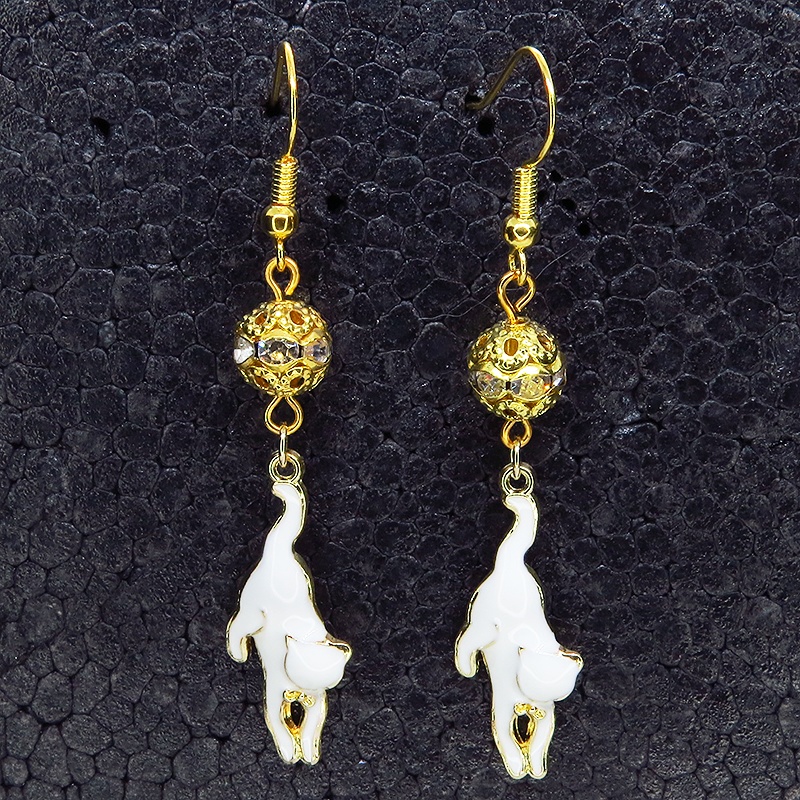 くつろぎ白猫とメタルビーズのゴールドカラーピアス エナメル ラインストーン ステンレス変更可