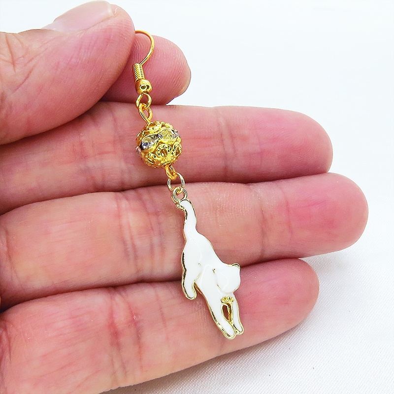 くつろぎ白猫とメタルビーズのゴールドカラーピアス エナメル ラインストーン ステンレス変更可