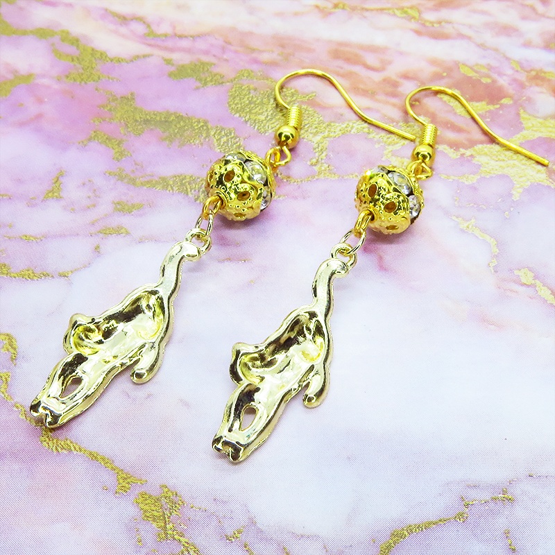 くつろぎ白猫とメタルビーズのゴールドカラーピアス エナメル ラインストーン ステンレス変更可