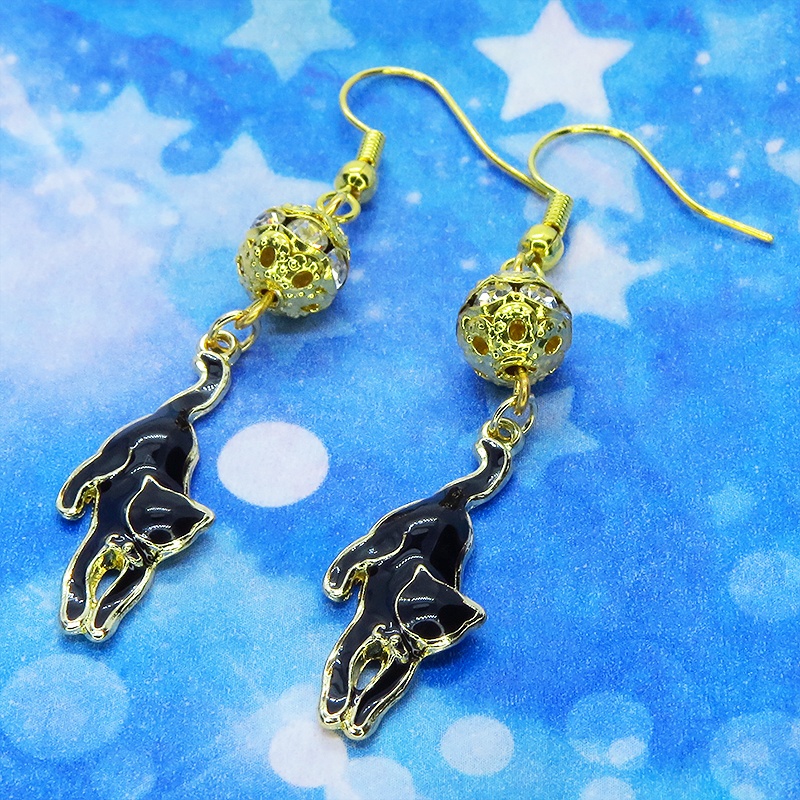 くつろぎ黒猫とメタルビーズのゴールドカラーピアス エナメル ラインストーン ステンレス変更可