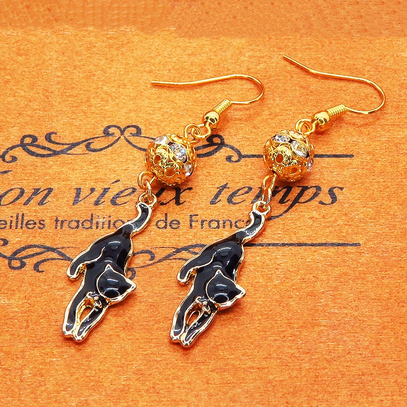 くつろぎ黒猫とメタルビーズのゴールドカラーピアス エナメル ラインストーン ステンレス変更可