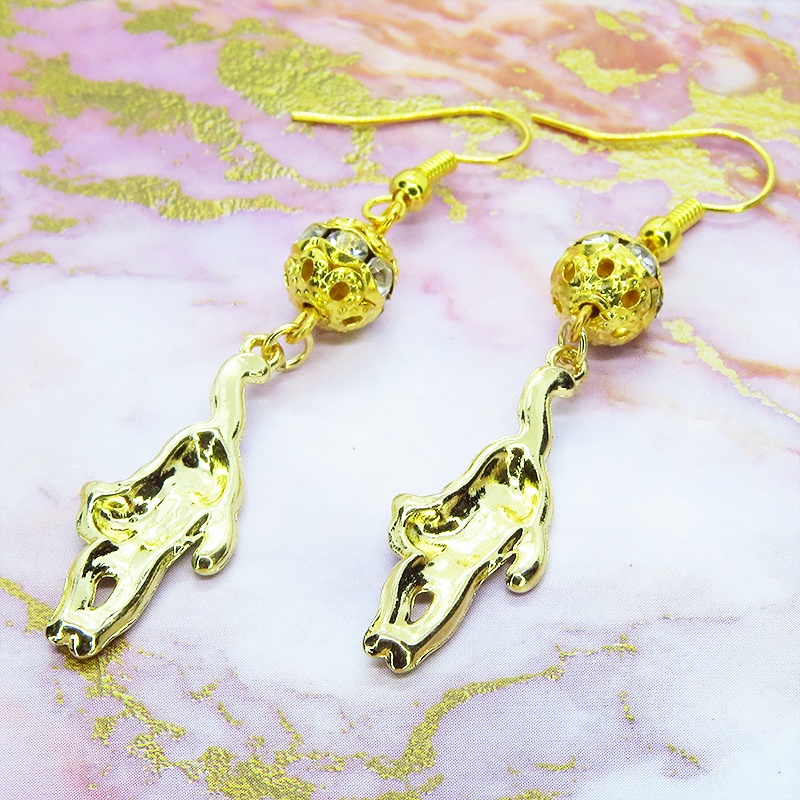 くつろぎ黒猫とメタルビーズのゴールドカラーピアス エナメル ラインストーン ステンレス変更可