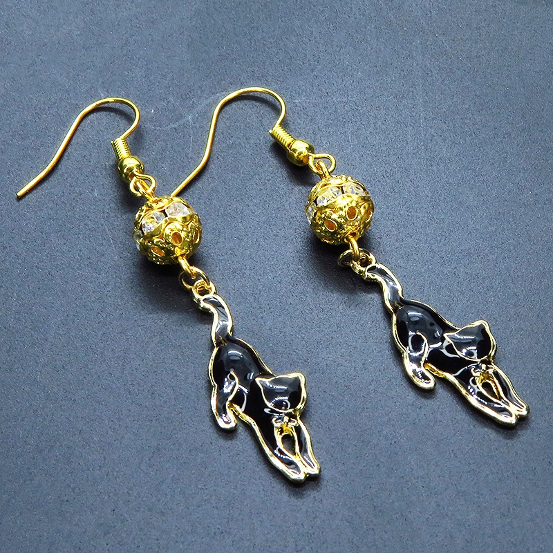 くつろぎ黒猫とメタルビーズのゴールドカラーピアス エナメル ラインストーン ステンレス変更可