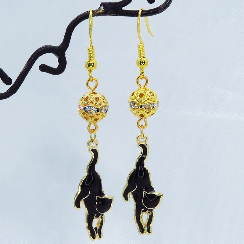 くつろぎ黒猫とメタルビーズのゴールドカラーピアス エナメル ラインストーン ステンレス変更可