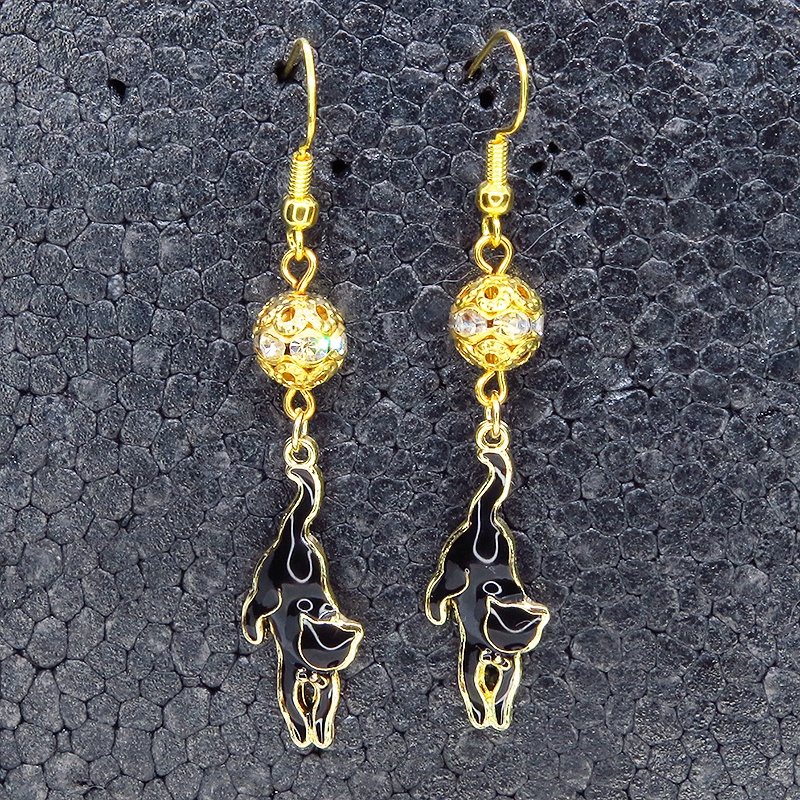 くつろぎ黒猫とメタルビーズのゴールドカラーピアス エナメル ラインストーン ステンレス変更可