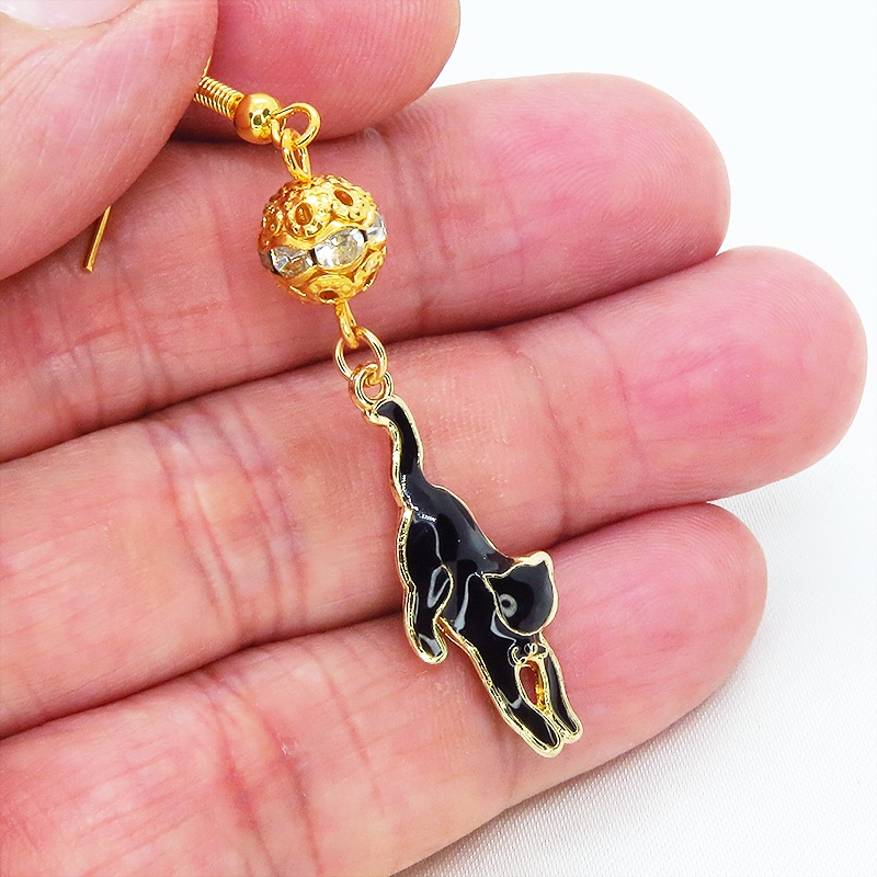 くつろぎ黒猫とメタルビーズのゴールドカラーピアス エナメル ラインストーン ステンレス変更可