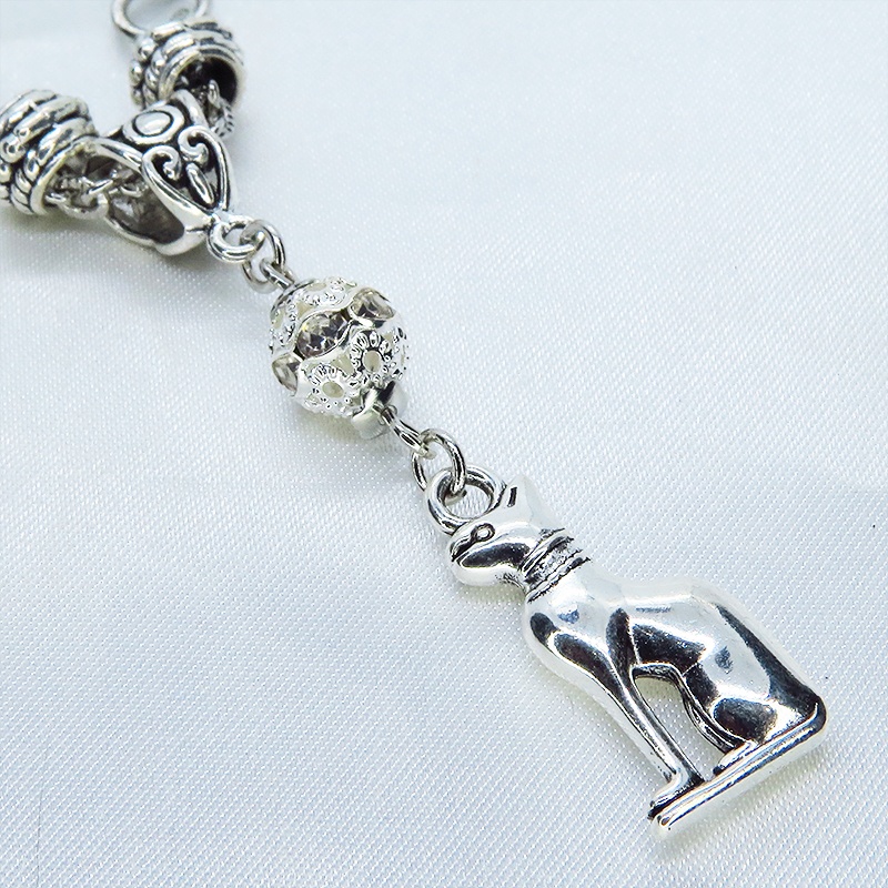 バステト オリエンタル風 ビーズを組合わせたシルバーカラーのアシンメトリー猫ネックレス アジャスター付 長さ変更可