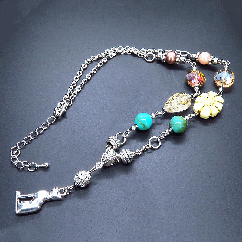 バステト オリエンタル風 ビーズを組合わせたシルバーカラーのアシンメトリー猫ネックレス アジャスター付 長さ変更可