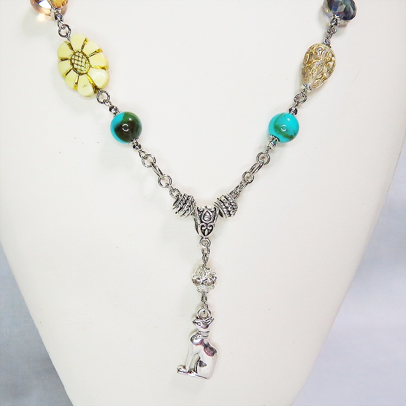 バステト オリエンタル風 ビーズを組合わせたシルバーカラーのアシンメトリー猫ネックレス アジャスター付 長さ変更可
