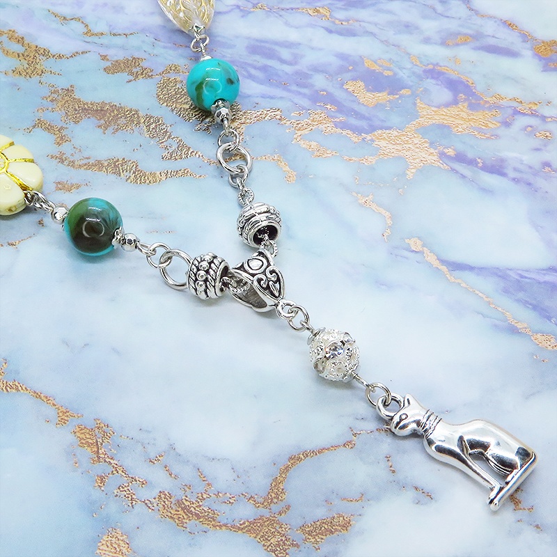 バステト オリエンタル風 ビーズを組合わせたシルバーカラーのアシンメトリー猫ネックレス アジャスター付 長さ変更可