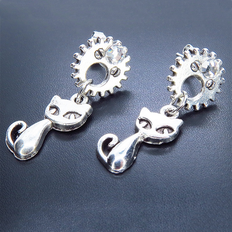 アンティークシルバーの猫と歯車のスチームパンク風スタッドピアス ポストピアス クリスタルガラス
