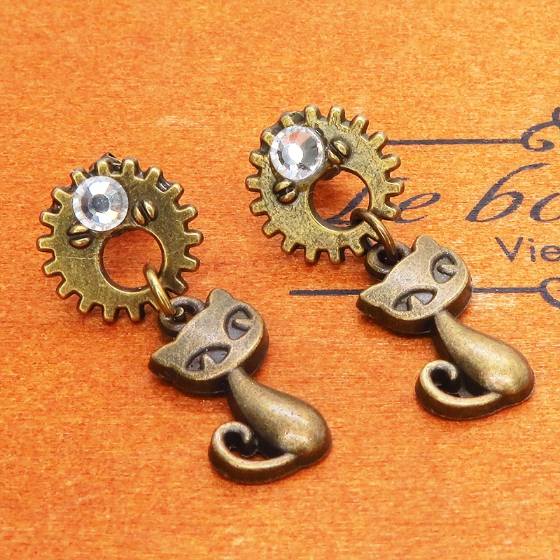アンティークカラーの猫と歯車のスチームパンク風スタッドピアス ポストピアス クリスタルガラス