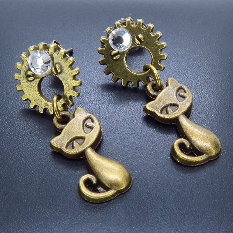 アンティークカラーの猫と歯車のスチームパンク風スタッドピアス ポストピアス クリスタルガラス