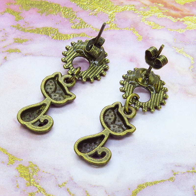 アンティークカラーの猫と歯車のスチームパンク風スタッドピアス ポストピアス クリスタルガラス