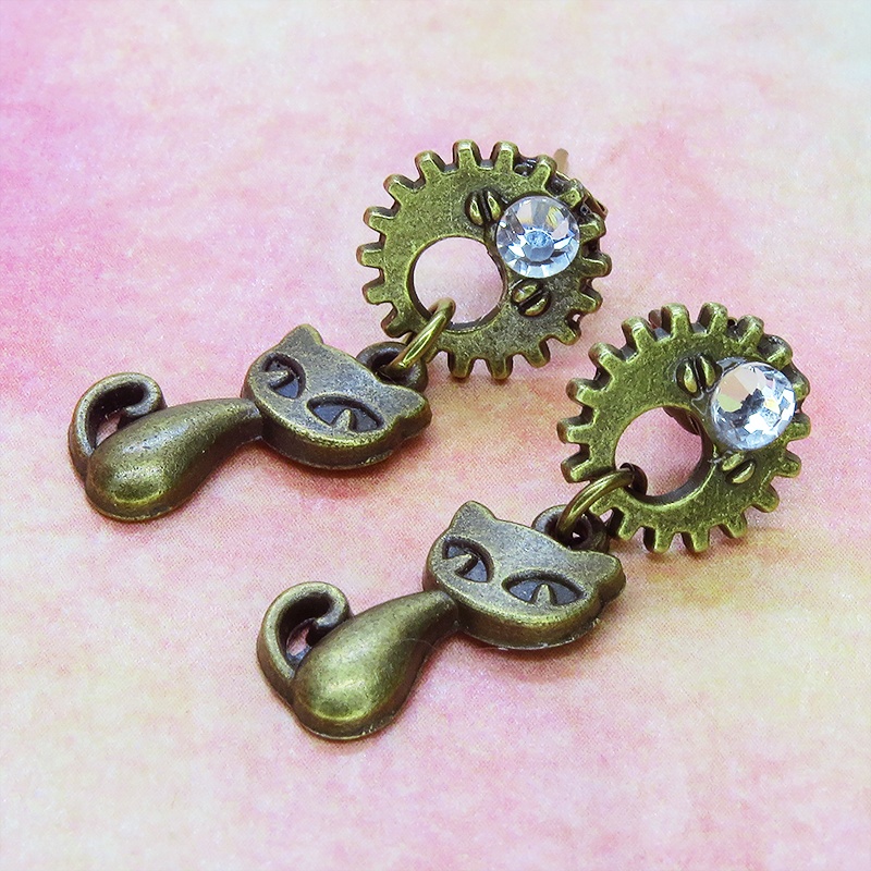 アンティークカラーの猫と歯車のスチームパンク風スタッドピアス ポストピアス クリスタルガラス