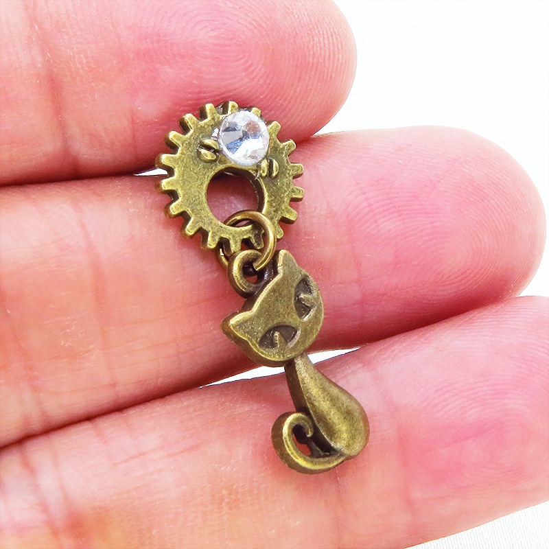 アンティークカラーの猫と歯車のスチームパンク風スタッドピアス ポストピアス クリスタルガラス