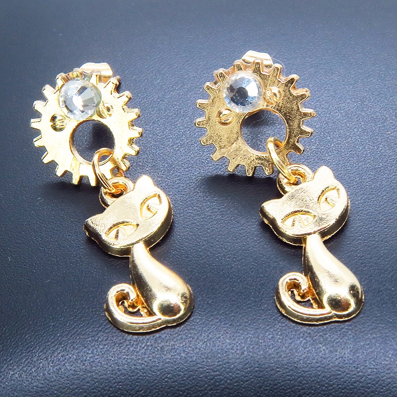 マットゴールドの猫と歯車のスチームパンク風スタッドピアス ポストピアス クリスタルガラス