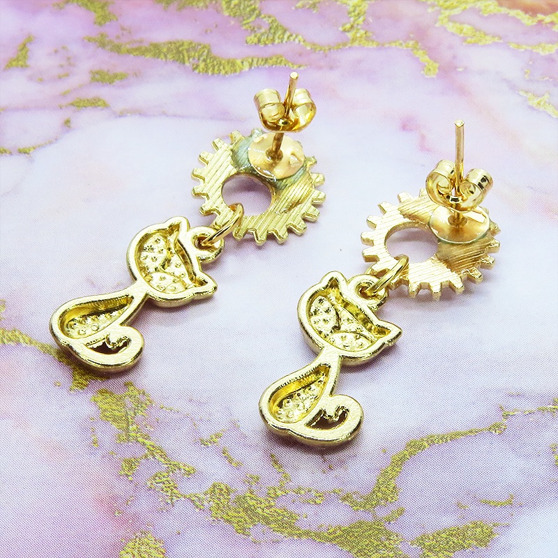 マットゴールドの猫と歯車のスチームパンク風スタッドピアス ポストピアス クリスタルガラス