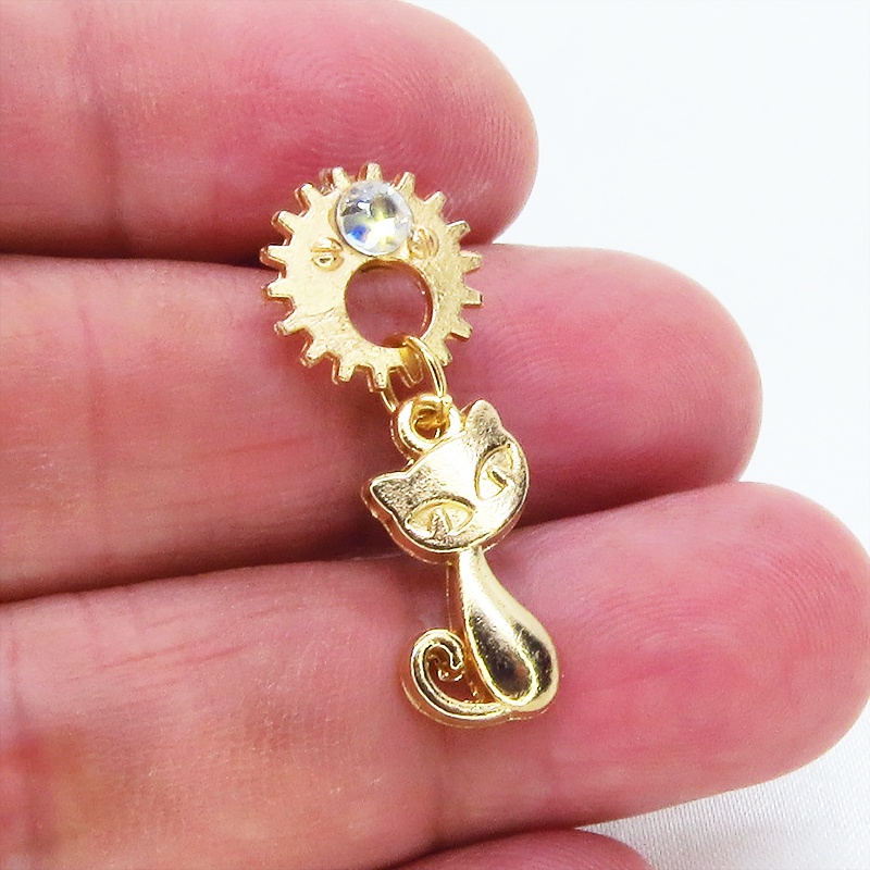 マットゴールドの猫と歯車のスチームパンク風スタッドピアス ポストピアス クリスタルガラス