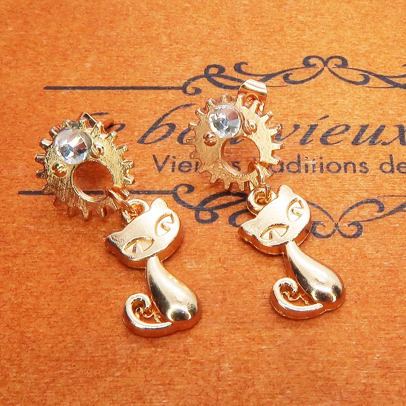 マットゴールドの猫と歯車のスチームパンク風スタッドピアス ポストピアス クリスタルガラス