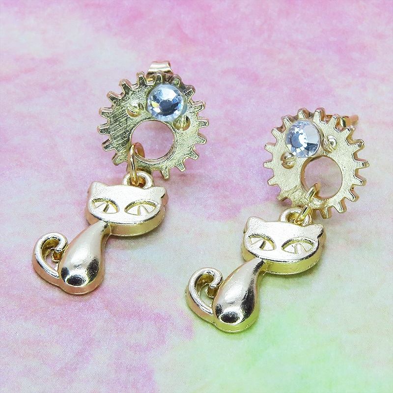 マットゴールドの猫と歯車のスチームパンク風スタッドピアス ポストピアス クリスタルガラス