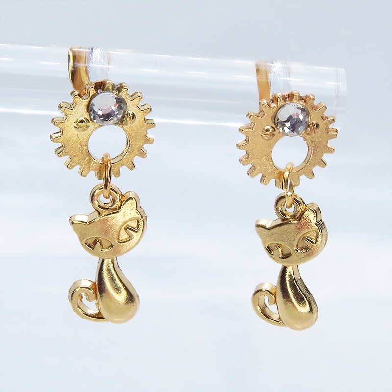 マットゴールドの猫と歯車のスチームパンク風スタッドピアス ポストピアス クリスタルガラス