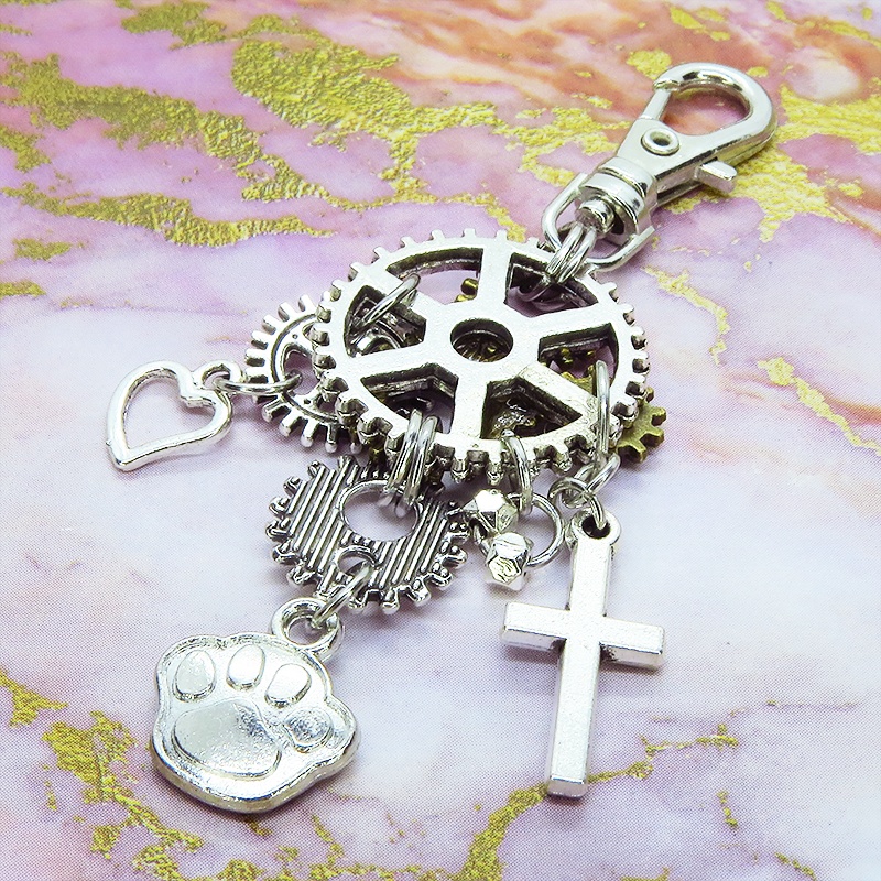 スチームパンク風 アンティークシルバーの肉球と歯車とロザリオのキーホルダー 猫好き 犬好き アシンメトリー