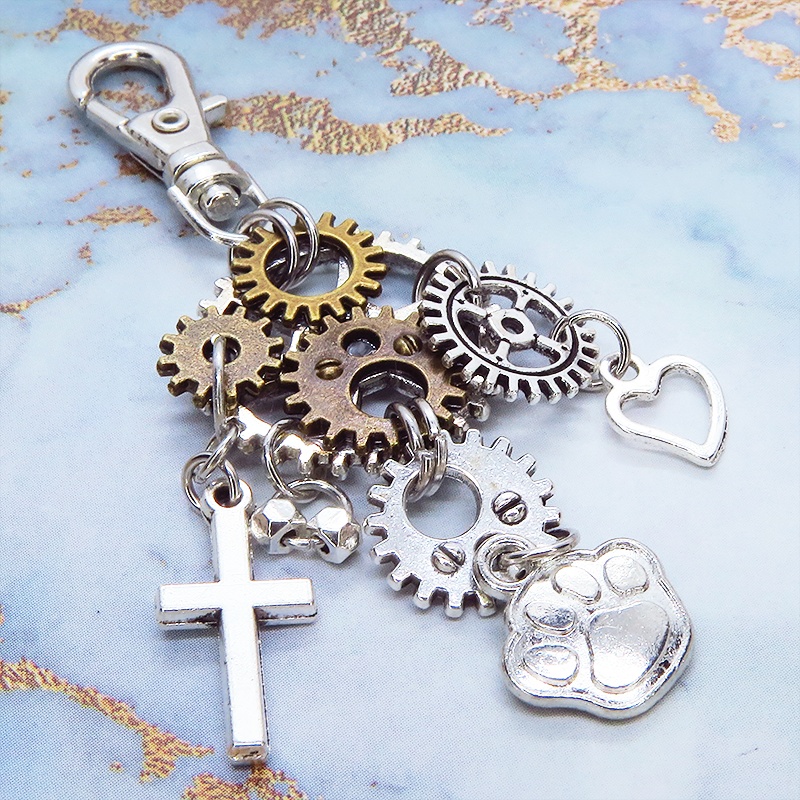 スチームパンク風 アンティークシルバーの肉球と歯車とロザリオのキーホルダー 猫好き 犬好き アシンメトリー