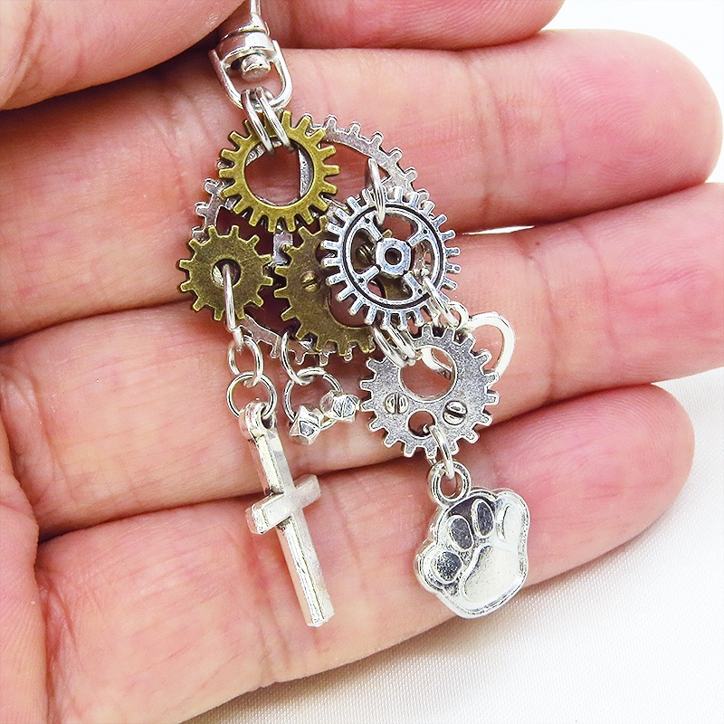 スチームパンク風 アンティークシルバーの肉球と歯車とロザリオのキーホルダー 猫好き 犬好き アシンメトリー