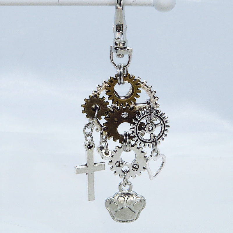 スチームパンク風 アンティークシルバーの肉球と歯車とロザリオのキーホルダー 猫好き 犬好き アシンメトリー