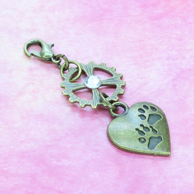 マスクチャーム 肉球の刻印入りのハートと歯車をつなげた可愛いチャーム キーホルダー バッグチャーム 猫 犬