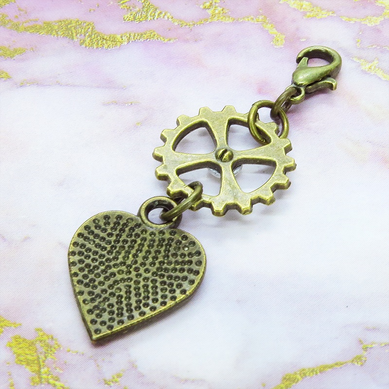 マスクチャーム 肉球の刻印入りのハートと歯車をつなげた可愛いチャーム キーホルダー バッグチャーム 猫 犬